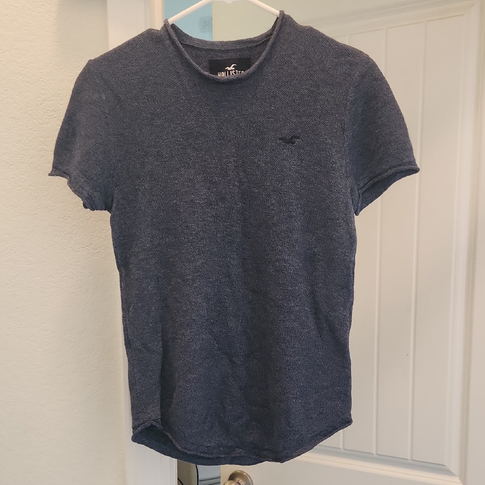 Hollister Men's Navy Blue T-Shirt